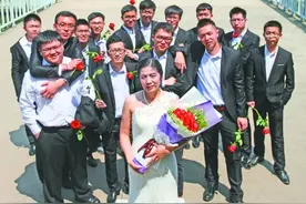 全班男生和班主任 拍婚纱毕业照图片