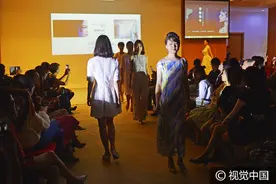 上海：“颜值俱乐部”举行模特走秀，内外兼修如同时装秀场图片