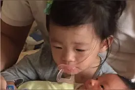 大S女儿含奶嘴抱弟弟 坐在汪小菲怀里图片