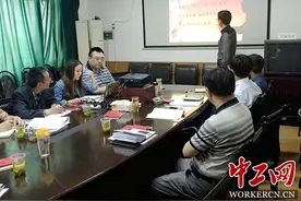 中铁二十四局电务电化有限公司上海分公司党委书记为党员干部上党课共同学习“两学一做”图片