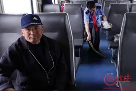 揭秘绿皮车现状：最北绿皮火车“硬座”变“硬卧”图片