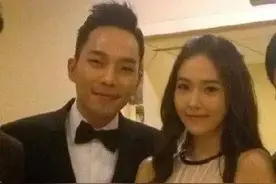 郑秀妍坦诚与Tyler权三年恋情——“时机合适的时候结婚”图片