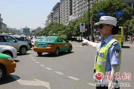 烈日下的女警花图片