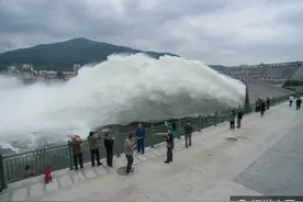 震撼！“中国水电之母”泄洪，现场壮观引人拍照图片