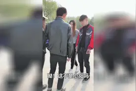 小伙遇到前女友，看现任女友怎么为老公挣面子！
