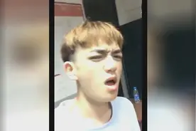 小伙恶搞向班花表白，被拒后还死缠烂打，能忍住不笑算你厉害啊视频封面