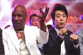 钢琴家郎朗助阵拳击赛上演“萌萌拳” 与拳王泰森亲密“碰头”图片