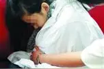 小嫚脸色苍白弓腰捂腹 车站晕倒吓坏旅客图片