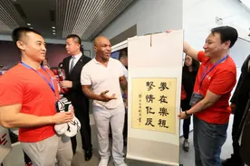 与拳王面对面 拳王泰森向乐迷亲授打拳技巧图片