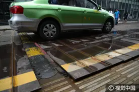 成都现“最牛”减速带，近200米道路有数百根钢筋图片