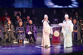 毕业典礼除了权杖拨流苏 还上演越剧《十八相送》图片