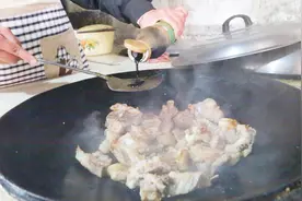 地锅排骨正确的做法，隔着屏幕都闻到香，好想回老家吃视频封面