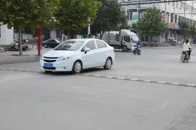 开车过减速带，不减速真的会伤轮胎吗？原来我们都想错了！视频封面