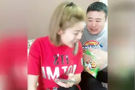 史上最狠恶搞，老公将一条活泥鳅塞媳妇嘴里，顿时吓得尖叫连连视频封面