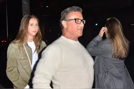 又一位国民岳父！史泰龙三个女儿貌美如花 摆大家长派头神气十足图片
