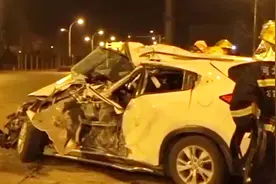 小轿车撞上渣土车，两人被困，现场惨烈！视频封面