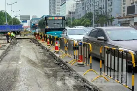 济南经十路白天施工致堵！回应：为提前完成任务图片