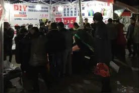 夏天摆地摊做现场diy“个性T恤”火了图片