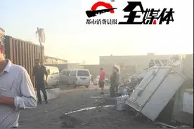 乌鲁木齐有回收站私收蓄电池，锯开后硫酸直接倒地上...图片