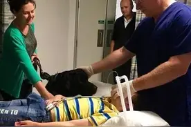 狗狗坚定不移守在男孩身边，知道原因后大家都感动了！图片