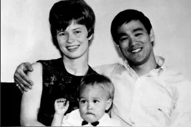 功夫巨星李小龙绝版照，陪儿子打拳，拥抱妻子，遗憾的是父子已去图片