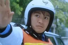 交警挥挥手，你知道什么意思？终于明白了！图片