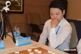 韩国人下象棋皮肤白皙 还带偶像剧男生图片