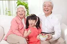 家里有老人帮带孩子还是挺幸福的！图片