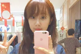 杨紫逛街妆容简单自拍，新发色齐刘海蒋欣夸赞漂亮图片