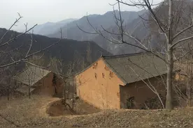 涝峪口有个犁辕坪，房子都建在山坡上且少有人烟图片