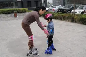 孩子玩轮滑 但这五点需注意图片