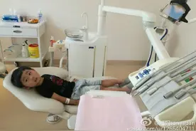 潘阳带小石头看牙医，小石头比剪刀手变身勇敢boy图片