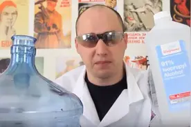 网友将酒精倒入饮水机瓶子内，当关上灯后在场的人都被吓坏了图片