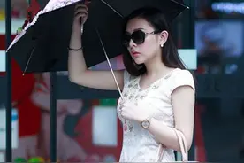 小夏街拍：夏天白皙妹子主场，雪白浑圆的玉腿，冰肌玉骨楚楚动人图片