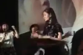 刘亦菲被男粉丝强抱扑倒在地，20秒撞击声听着都疼！视频封面