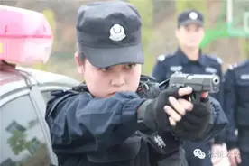 飒爽红颜显英姿  铿锵玫瑰别样红图片