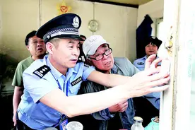 民警上门免费安装电子防盗器图片