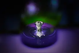 摄影师拍摄子弹击碎有机玻璃瞬间图片