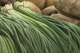 真相：给蒜薹“泡澡”的白色液体是保鲜剂视频封面