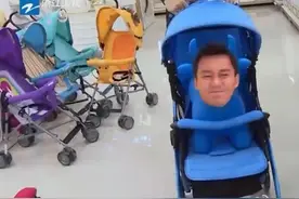 邓超推车带李晨看世界 李晨婴儿车嘟嘴卖萌 网友：想要孩子了！图片