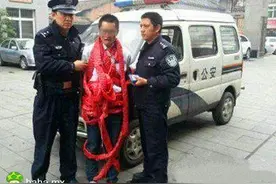大哥身缠鞭炮准备炸前女友......图片