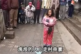 小矮人姑娘街头卖艺唱歌 2位热心人上前帮助！视频封面