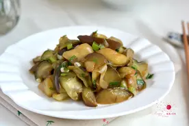 怎么让茄子炒完不黑不油不腻？用料简单的葱香茄子，超级下饭！图片