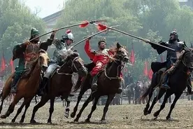 三英战吕布，谁懂吕布心！图片