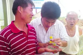 这一锄头下去，全村都炸锅了！图片