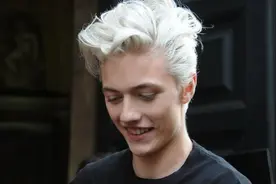 Lucky Blue Smith时尚刊封面 T台高冷私下暖男图片