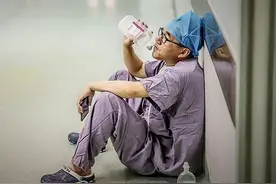 对“医生喝葡萄糖”不能止于感动，更应关注医生的职业健康图片