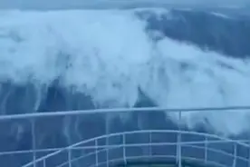 第一视角感受巨浪袭来，深海航行让人害怕视频封面