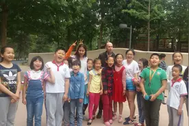 济南社区来了仨“老外”！ 大学外教亲自教孩子说英语图片