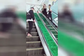 电梯摸别人的手，没想到这套路大家都知道视频封面